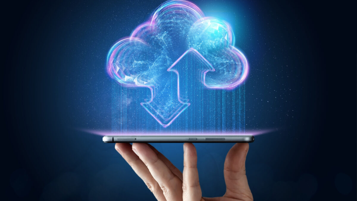 Discover The Best Cloud Storage For Photos With A Hand Holding Up A Smartphone Showcasing A Cloud.